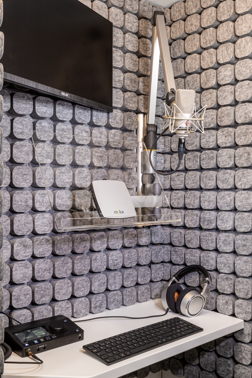 Microphone and script workstation